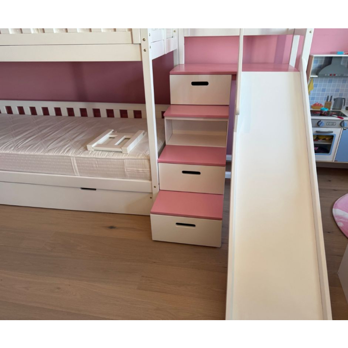 Modernes Kinder-Etagenbett mit Treppe und Rutsche als Blickfang im Zimmer in Graz